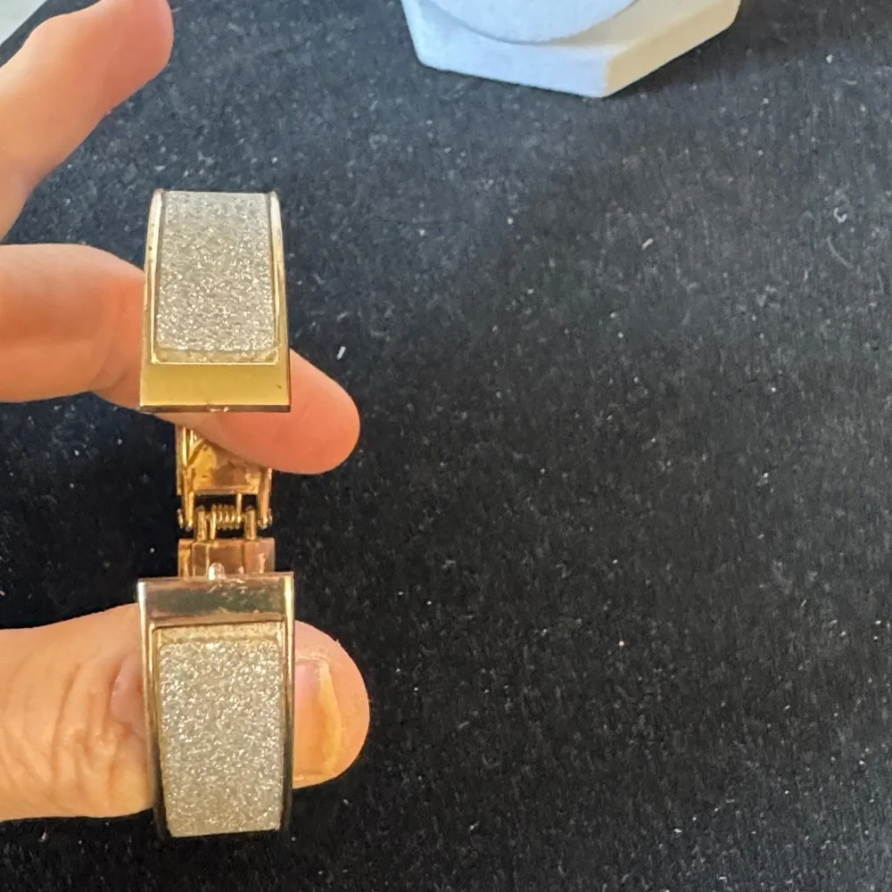 N/A elegant gold